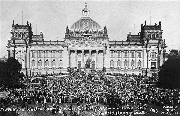 Treaty of in front of the Reichstag