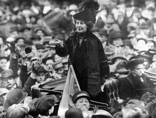 Emmeline_Pankhurst_adresses_crowd