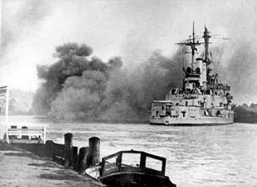 German battleship attacks Polish port